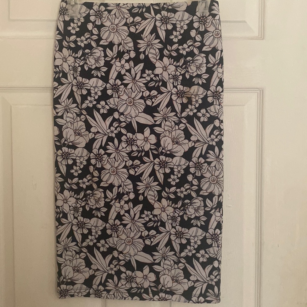 Forever 21 xs skirt. Black with white and pink flowers.